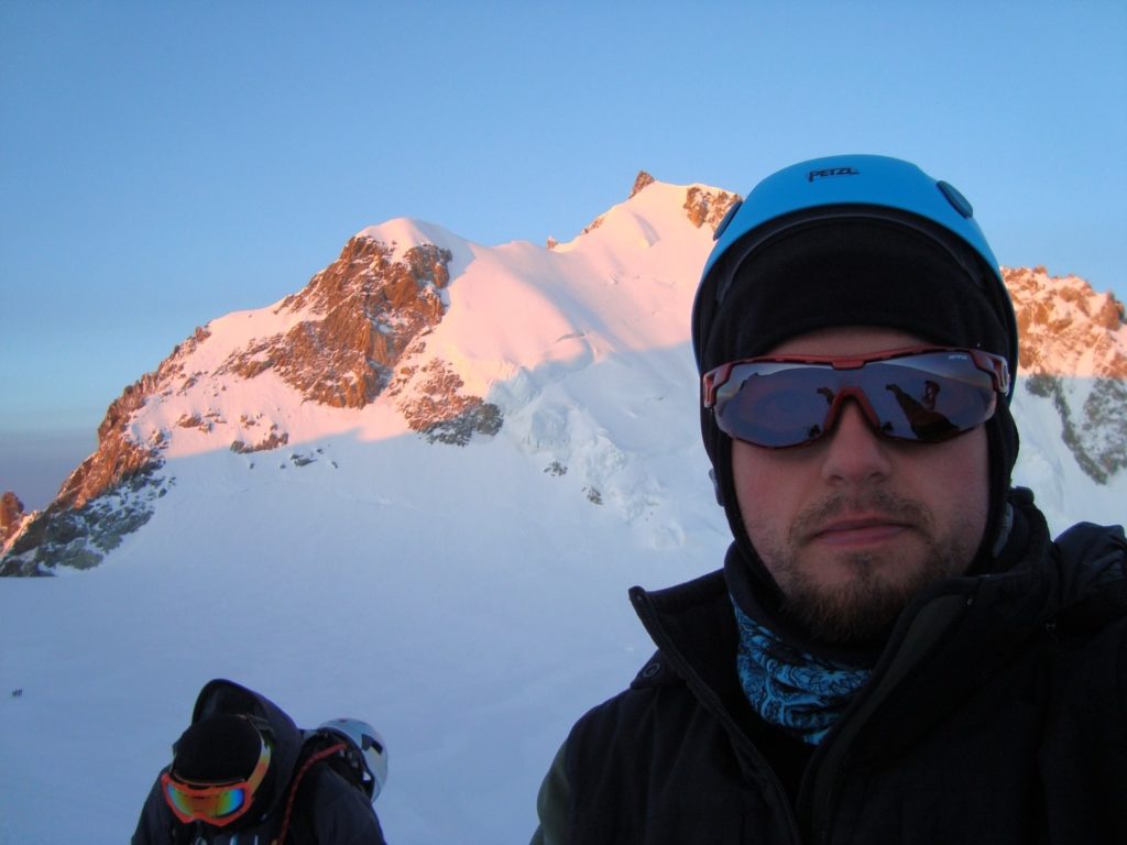În timpul escaladării Mont Blanc-ului pe ruta Cosmiques, cu Mont Blanc du Tacul în fundal.